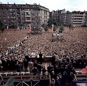 נשיא ארצות הברית ג'ון פיצג'רלד קנדי בנאום "אני ברלינאי", ב-26 יוני 1963 במערב ברלין.