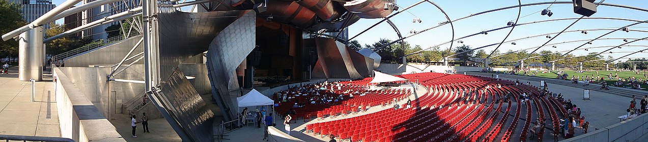 Plan panoramique du pavillon Jay Pritzker, montrant la scène jusqu'au coin salon du jardin.