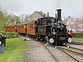 Jura-Simplon-Bahn (JS) G 3/3 909 fährt am 16. April 2016 in den Bahnhof Saint-Valery-Ville der Chemin de Fer de la Baie de Somme (CFBS) ein.