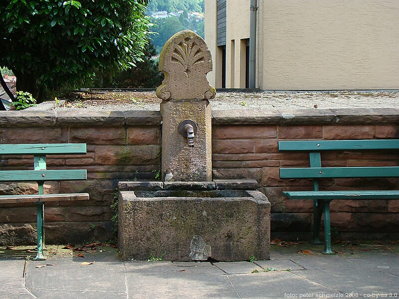 File:Kleingemuend-ortsbrunnen.jpg