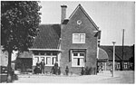 Миниатюра для Файл:Kruidenierswinkel van Piet de Boer aan het Kerkplein in Heemskerk vanaf de zijkant gezien, c. 1929.jpg