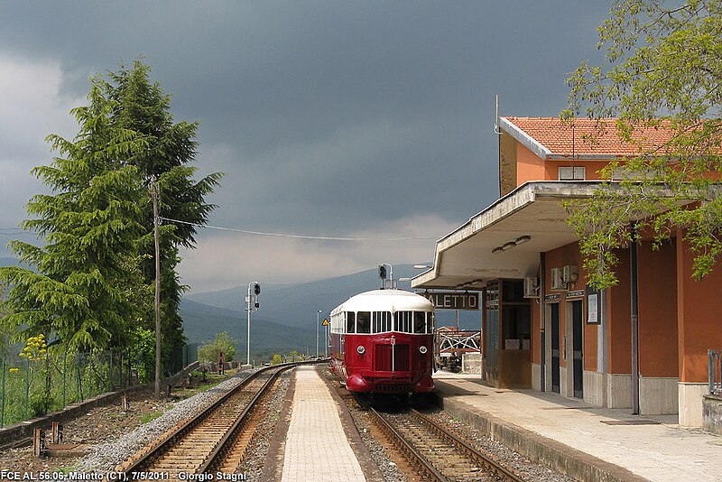 File:L'ALn 56.06 alla stazione di Maletto.jpg