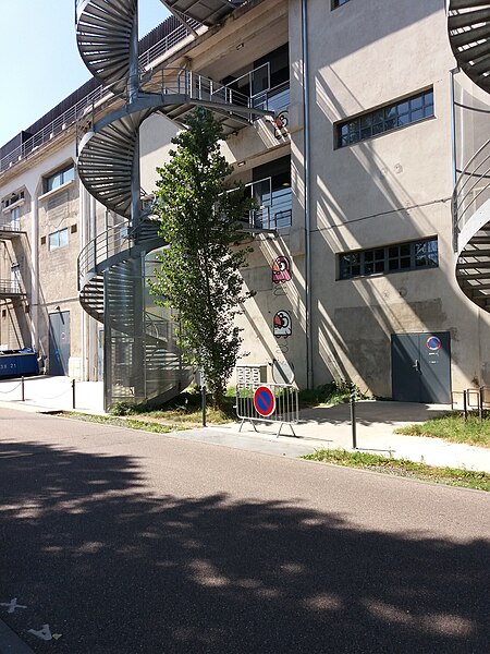 File:La Sucrière (Lyon) - Escalier extérieur.jpg