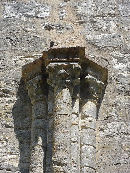 File:Larchant (77), basilique Saint-Mathurin, nef, chapiteaux du 1er doubleau, côté nord.JPG