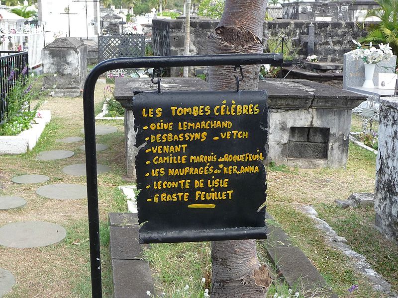 File:Les tombes célèbres au Cimetière Marin de Saint Paul (3742396210).jpg