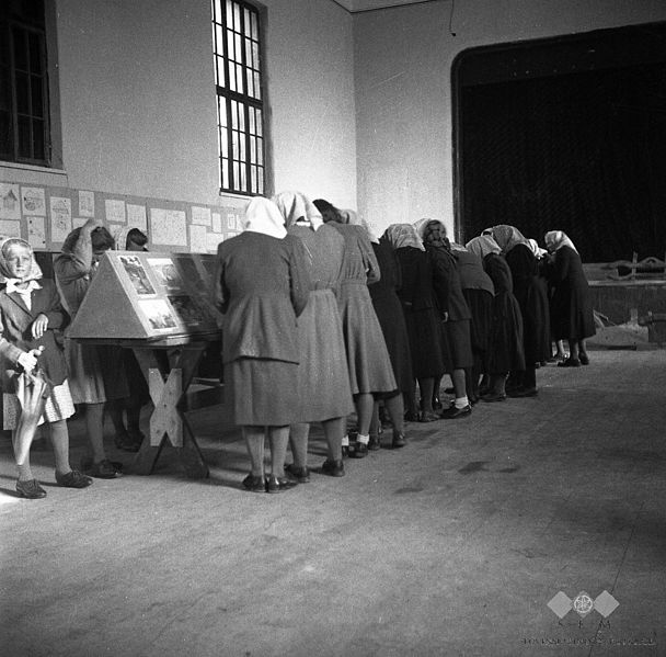 File:Ljudje na razstavi etnografskege ekipe v Št. Vidu 1950.jpg