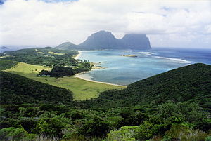 Lord Howeön set fra Kims Lookout mod bjergene Lidgbird og Gower.