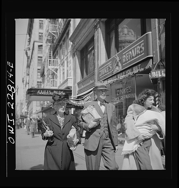 File:LosAngelesShoppers1942RussellLeeA.jpg