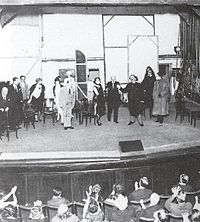 Luigi Pirandello con los actores después de la representación de la obra en París (1923)