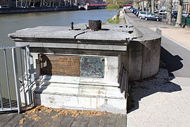 Ruines du parapet du pont en rive gauche de la Saône.