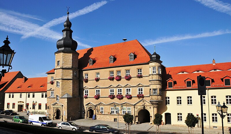 File:Mücheln-Marktplatz-mit-Rathaus-1.JPG