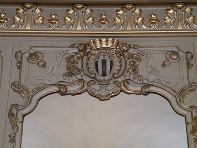 Blason de la ville dans le petit salon. Les dates qui y sont portées indiquent la date de construction du bâtiment (1730) et la date de la rénovation entreprise par Emmanuel Le Ray (1912).