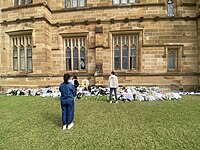 Monumen peringatan sementara untuk menghormati korban Cheng Yixuan di Universitas Sydney[78]