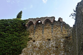 Les arches suspendues près de la Porta Pisana.