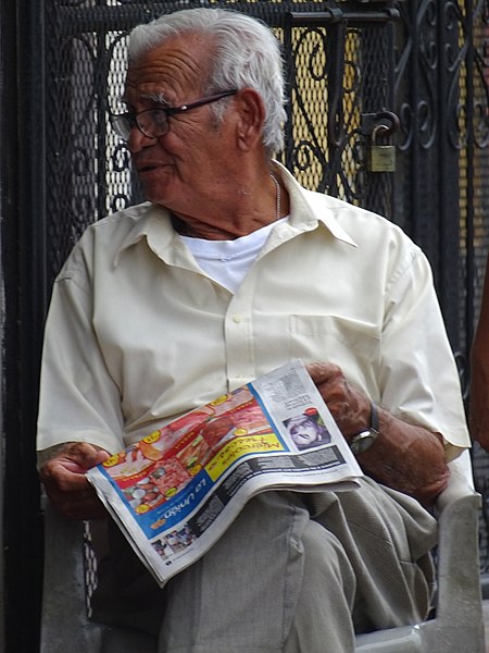 File:Man Reading Newspaper - Granada - Nicaragua (31797765272) (2).jpg