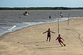 Meninos Jogando Futebol na Praia