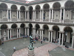 Внутренний двор академии со статуей работы скульптора Антонио Кановы Наполеон в образе Марса-Миротворца.