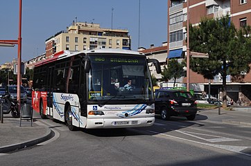 Un autobús de la línia Sabadell-Badalona per l'avinguda Antoni Gaudí.