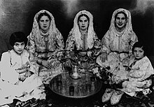 Moroccan women wearing takshita (1939 photo) Moroccan women wearing takchita (1939).jpg
