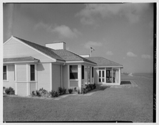 File:Mr. and Mrs. Lawrence W. Miller, residence in Nantucket, Massachusetts. LOC gsc.5a19884.tif