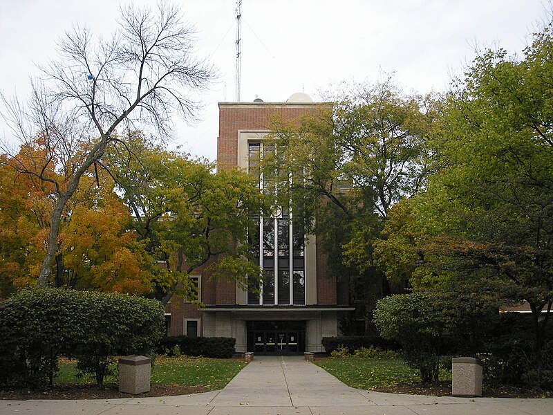 File:New Trier High School, Winnetka campus.jpg