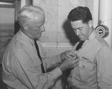 Nimitz esittelee Navy Crossin John A Scott.tiffille