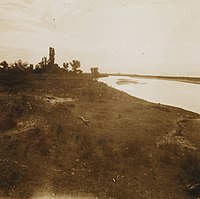 De rivier de Araks die de grens vormt met Turkije, gezien ten zuiden van de brug.