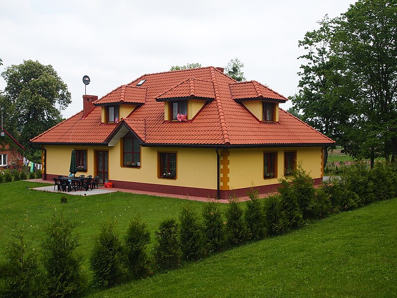 File:Nowa Wioska, plebania - panoramio.jpg