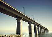 גשר אלנד הארוך נבנה בשנת 1972, באורך 6 קילומטרים מקאלמאר לעיר Färjestaden[דרוש תעתוק] באי אלנד