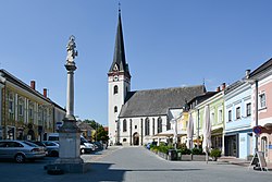 Ottensheim Marktplatz mit Kirche und Mariensäule.jpg