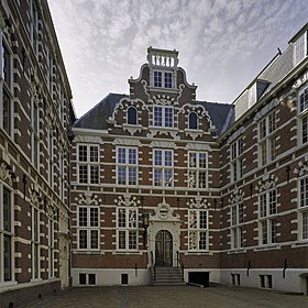 Overzicht binnengevel met een zandstenen ingangsomlijsting, gezien vanaf de binnenplaats - Amsterdam - 20408979 - RCE.jpg