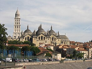 Το σχέδιο του Καθεδρικού Ναού του Αγίου Φρόντου στο Περιγκέ της Γαλλίας επηρεάσθηκε από τη βυζαντινή αρχιτεκτονική που είχαν γνωρίσει οι Σταυροφόροι. Η σημερινή όμως εμφάνισή του οφείλεται σε μεγάλο βαθμό στον αναστηλωτή Πωλ Αμπαντί (μέσα 19ου αι.).