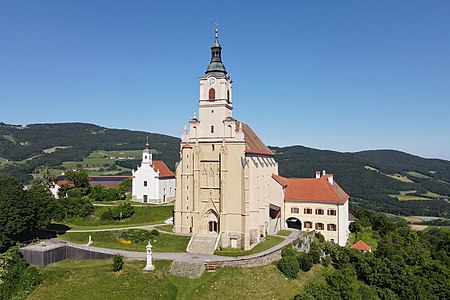 Die weithin sichtbare Pfarr- und Wallfahrtskirche in Pöllauberg