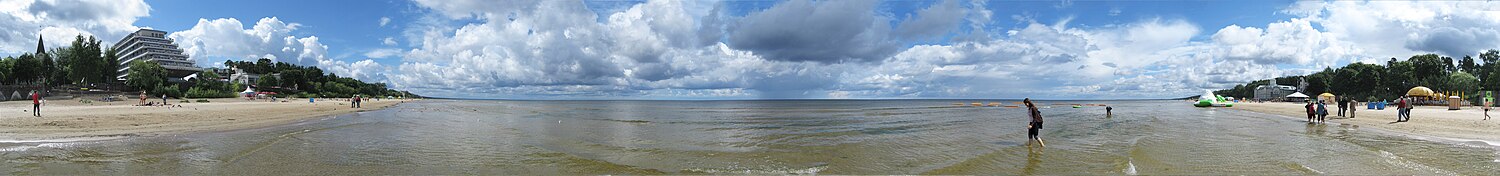 Vista panorámica da praia de Jürmala, Letonia.