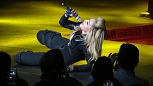 Madonna canta Papa Don't Preach al MDNA Tour del 2012