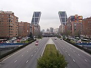 Paseo de la Castellana con las torres Puerta de Europa al fondo.