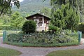 Deutsch: Modell „Villa Semmeringhäuschen“ in Payerbach (Niederösterreich). Eine Tafel nahe dem Modell trägt folgende Aufschrift: „[…] Semmering-Häuschen – Modell einer Semmeringvilla um 1900- aus dem Jahre 1904 vom Festzug ‚50 Jahre Semmeringbahn‘, 1906 neben dem Tennisplatz aufgestellt; Neuaufstellung 1954 zum 100-jährigen Semmeringbahnjubiläum. […]“