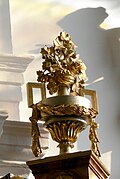 Vaso en el altar del bautismo de la iglesia de S. Giles y S. Leonard en Austria