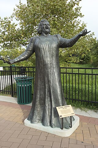 <span class="mw-page-title-main">Statue of Kate Smith</span> Bronze sculpture in Philadelphia, Pennsylvania