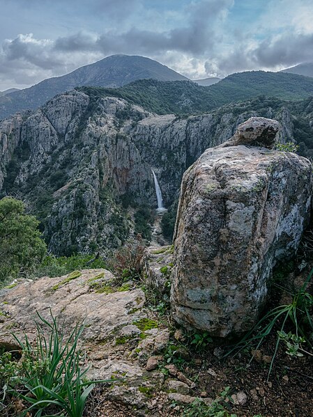 File:Piscina Irgas, veduta panoramica della cascata.jpg
