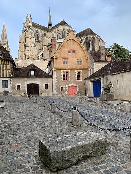 File:Place du Coche-d'Eau (Auxerre) en octobre 2020.jpg