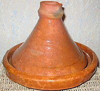 Plat traditionnel à tajine, en terre cuite vernissée.