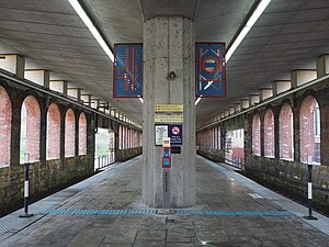 Platform at Lacledes Landing, looking west (52049334200).jpg