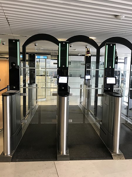 File:Portique électronique de vérification du passeport - Roissy 2018.JPG