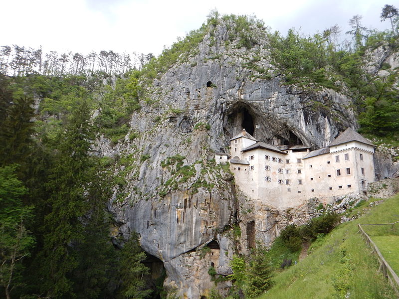 File:Predjama Castle (14198562302).jpg