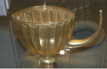 Taza de oro de Puabi, procedente de la tumba «de la reina» de Ur (2600-2400 a. C.)[12]​