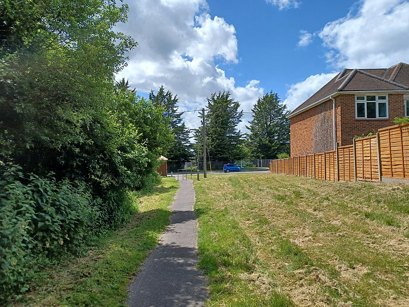 File:Public footpath between Addison Road and Frimley Green Road, Frimley 02.jpg