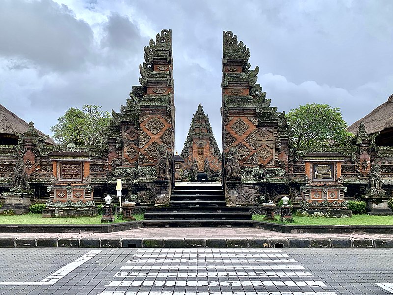 File:Pura batuan gianyar.jpg