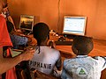Péhunco - Enfants travaillant dans la salle informatique.jpg