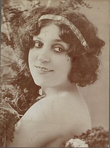 Régina Badet von Jean Reutlinger.jpg